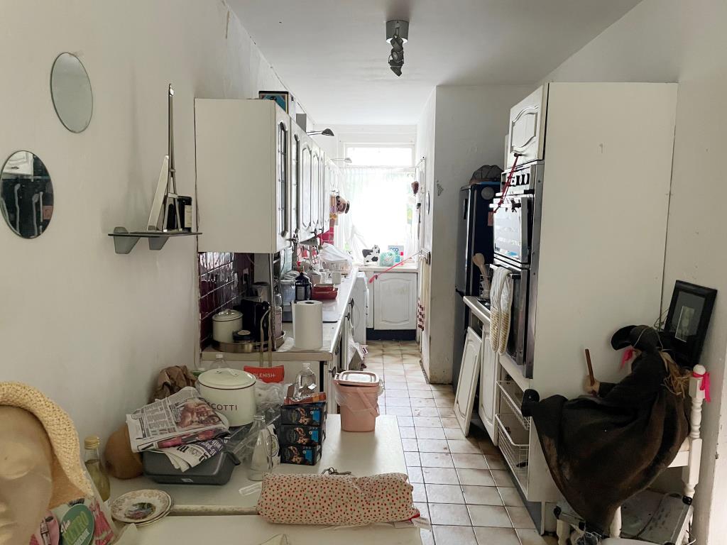 Lot: 11 - DETACHED HOUSE AND LARGE GARDEN WITH POTENTIAL -